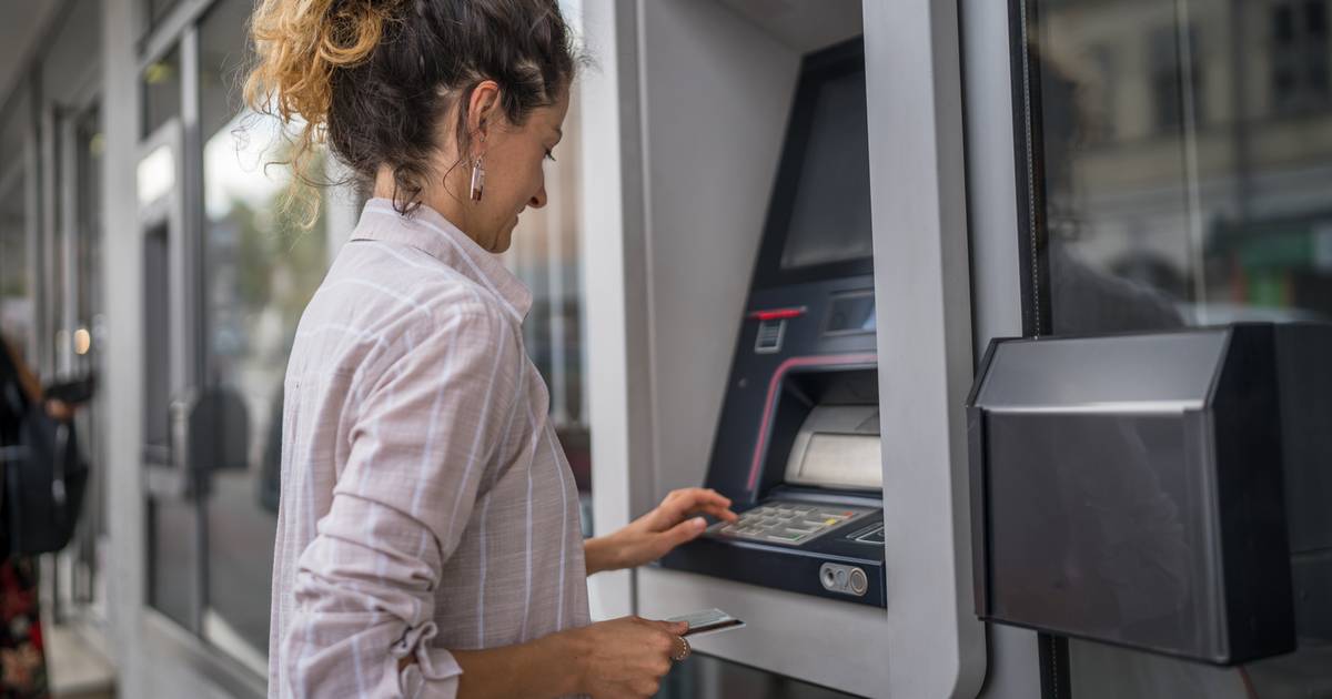 Co zrobić, gdy bankomat nie wydał gotówki, ale zablokował środki? Panika to najgorszy doradca