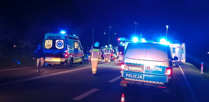 Tragiczny wypadek pod Kaliszem. Nie żyje kobieta, 8 osób rannych