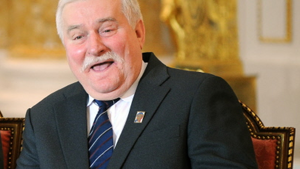 - Członkowie "grupy mędrców" Unii Europejskiej nie chcieli, aby Lech Wałęsa zasiadał w tym gronie - podała TVN24. Jak jednak dodaje, po interwencji premiera Donalda Tuska, sprawa ta została załatwiona pozytywnie dla byłego prezydenta.