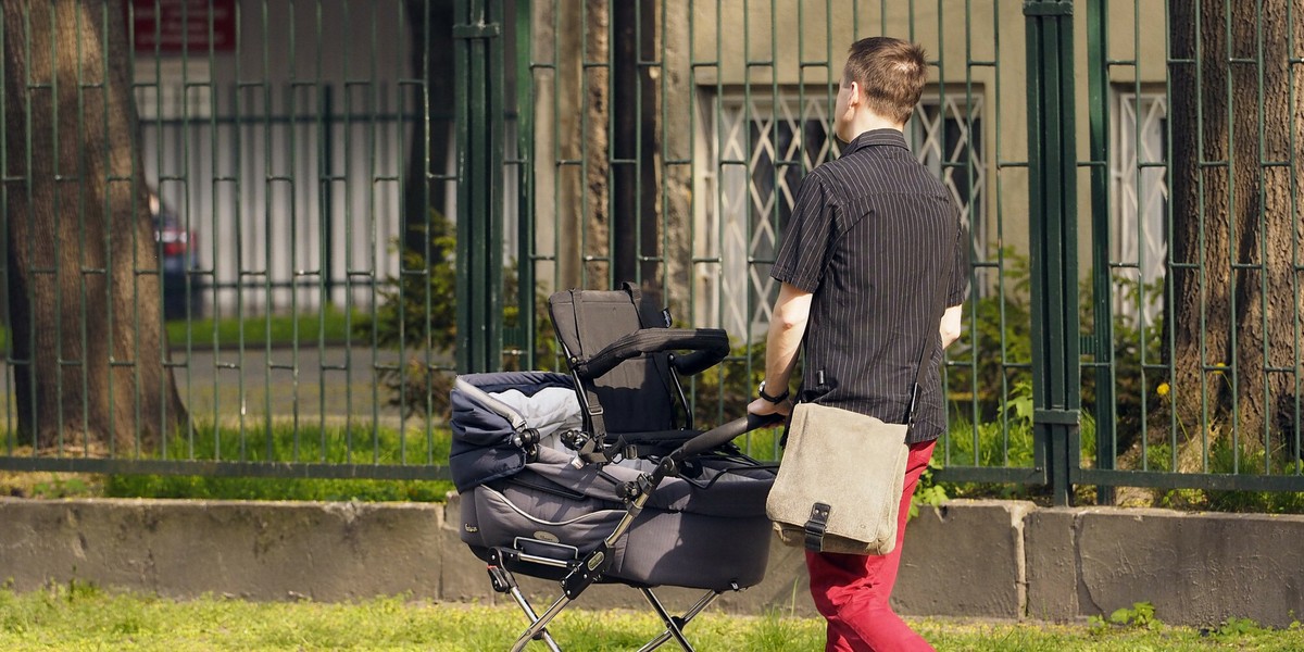 Urlopy rodzicielskie mężczyzn są coraz popularniejsze, ale wciąż rzadkie.