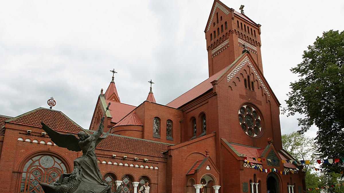 Jedna z najbardziej znanych świątyń katolickich na Białorusi, kościół p.w. śś. Szymona i Heleny w Mińsku, nazywany Czerwonym Kościołem, obchodzi sto lat. W niedzielę, równo wiek od jego poświęcenia, odprawiona została uroczysta msza z udziałem tłumu wiernych.