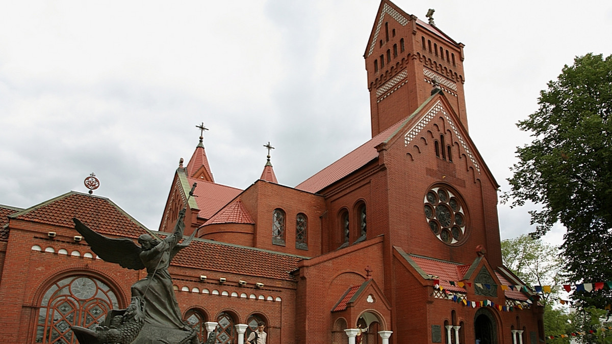 Stolicę Białorusi odwiedziły w zeszłym roku prawie 72 tys. turystów z zagranicy, co oznacza wzrost o ponad 24 proc. w porównaniu z 2009 rokiem - podała w sobotę gazeta internetowa "Biełorusskije Nowosti". Prawie 61 proc. turystów stanowili Rosjanie.