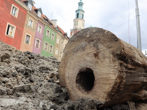 Na Starym Rynku odkryto rury wodociągowe sprzed 400 lat i stację transformatorową sprzed II wojny światowej fot. PIM