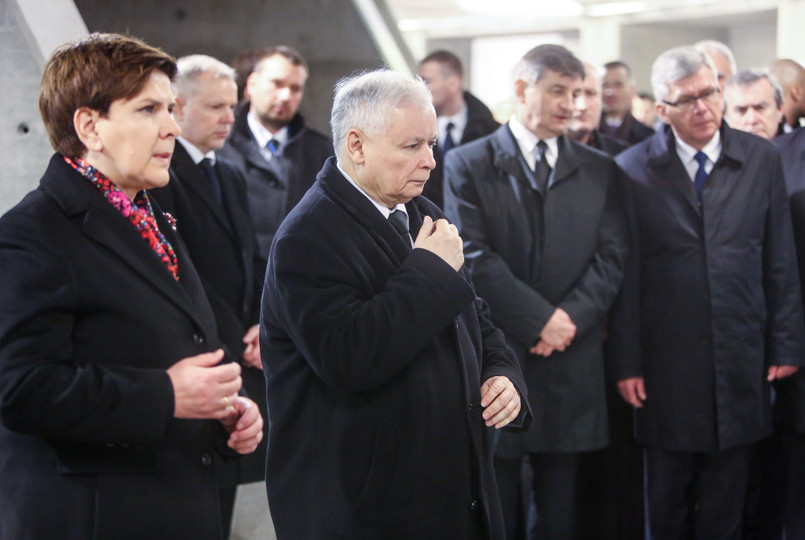 Premier Beata Szydło, prezes PiS Jarosław Kaczyński, marszałkowie Sejmu Marek Kuchciński i Senatu Stanisław Karczewski, oddają hołd ofiarom katastrofy smoleńskiej w Świątyni Opatrzności Bożej w Warszawie