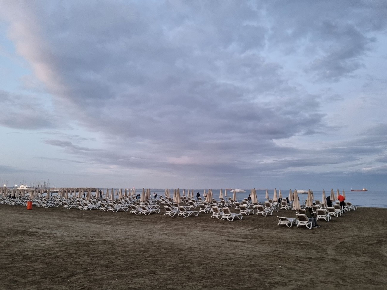 Obišli smo omiljenu destinaciju Srba uoči praznika: Ovo su cene ležaljki u predsezoni (foto)