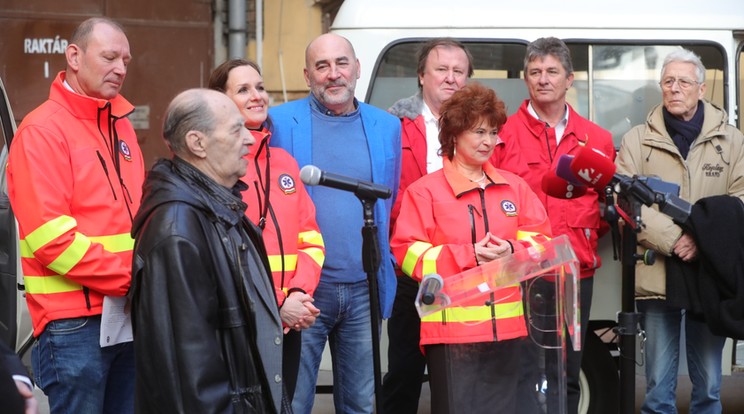 A Szomszédok stábja és a mentőszolgálat jó kapcsolatot ápolnak /Fotó: Varga Imre