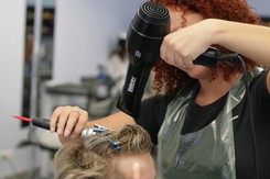 Te produkty z kuchni pomogą ukryć siwe włosy. Zastosuj, a efekty cię zaskoczą