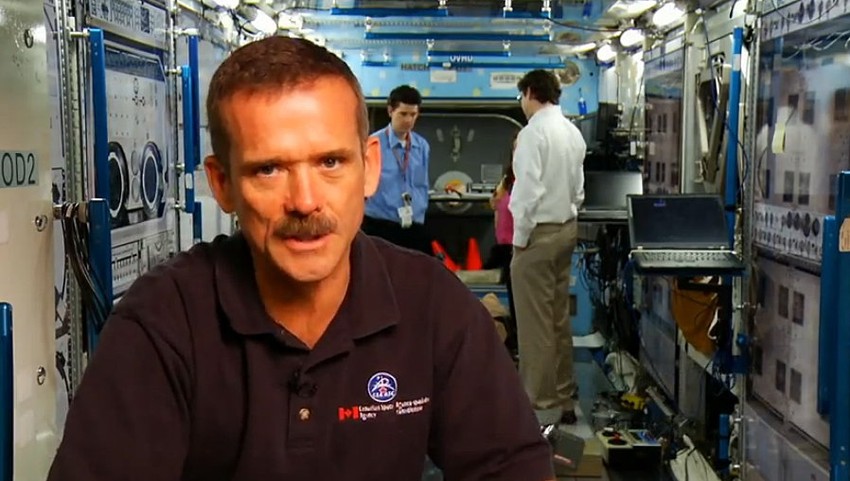 Kris Hedfild: Morate da zapišete sve što ste pojeli, i da opišete kako je to što ste pojeli izgledalo kada je izašlo iz vas