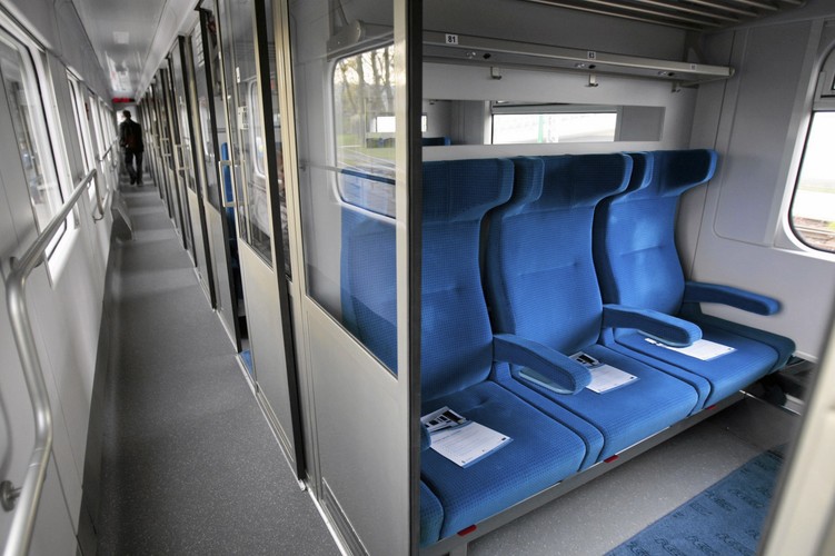 Zmodernizowane wagony po raz pierwszy zaprezentowano 26 października w Przemyślu. PKP Intercity rozpoczęło tym samym serię pokazów zmodernizowanego taboru, które potrwają do 29 października. 27 października nowe wagony zaprezentowano w Katowicach, dziś na dworcu Poznań Główny, 29 października zaś odbędzie się prezentacja w Szczecinie (Dworzec Szczecin Główny o godzinie 11.00). Na zdj. 28.10.2013 Poznań. Nowe wagony Intercity - prezentacja na Dworcu letnim. Fot. Lukasz Cynalewski/Agencja Gazeta