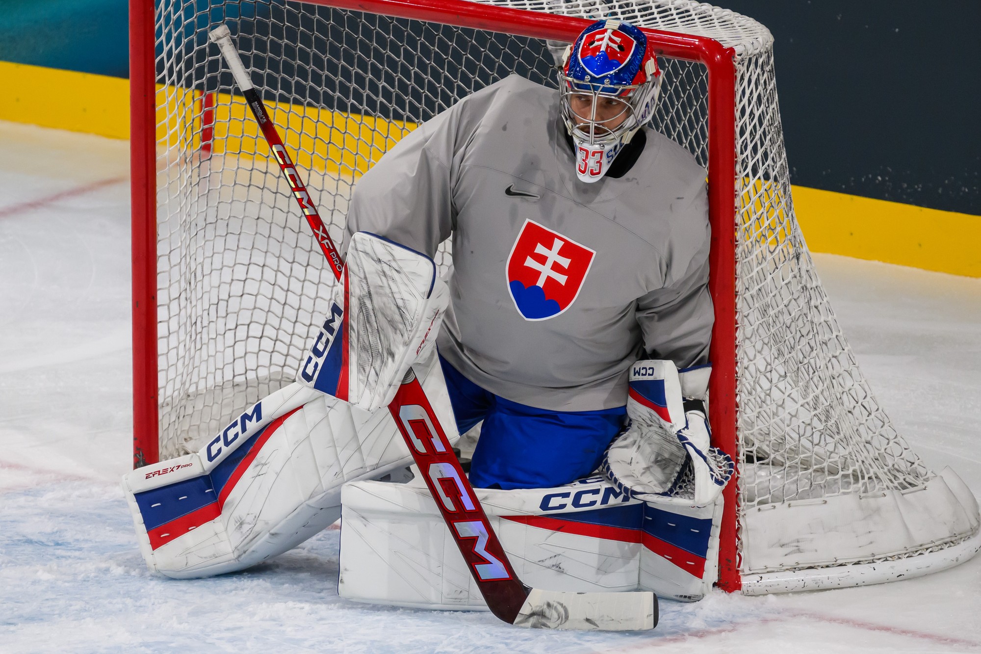Brankár Stanislav Škorvánek počas tréningu slovenskej hokejovej reprezentácie. 