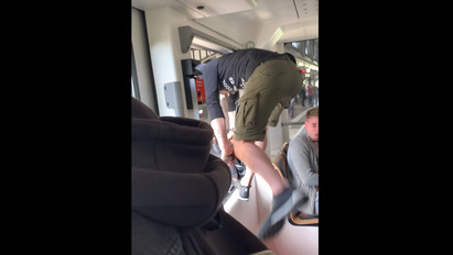 Megunta az utas, hogy az állomáson vesztegel a vonat - egy jól irányzott mozdulattal ki is rúgta az ablakát - videó