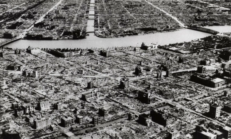 Ogniowe bombardowanie zrównało z ziemią dużą część Tokio