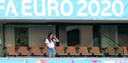 Osamotniona Anna Lewandowska na trybunach stadionu w Sewilli. ZDJĘCIA