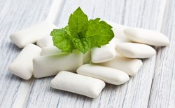 Obecny w gumie do żucia barwnik E171 może uszkadzać DNA