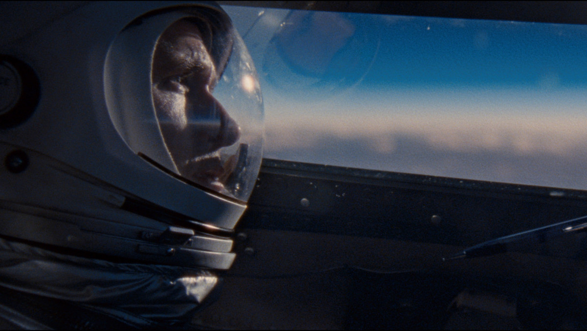 Opowiadający o lądowaniu na Księżycu "Pierwszy człowiek" ("The First Man"), najnowszy film Damiena Chazelle'a, który miał premierę na trwającym właśnie Festiwalu Filmowym w Wenecji, spotkał się z zarzutami o brak patriotyzmu, a wręcz antyamerykański wydźwięk. Głos w sprawie zabrali synowie Neila Armstronga.