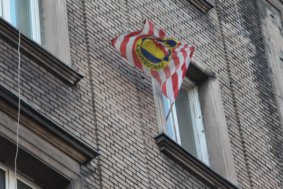 Flaga Samoobrony na siedzibie biura w Warszawie, fot. PAP/Tomasz Gzell