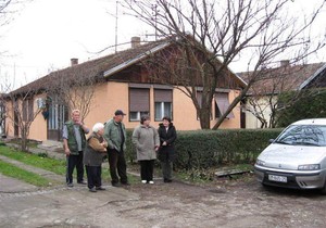 24_vosasm01stanari-montaznih-kucica-u-centru-grada-ostali-bez-kanalizacije-002-sremska-mitrovica-foto-narcisa-bozic