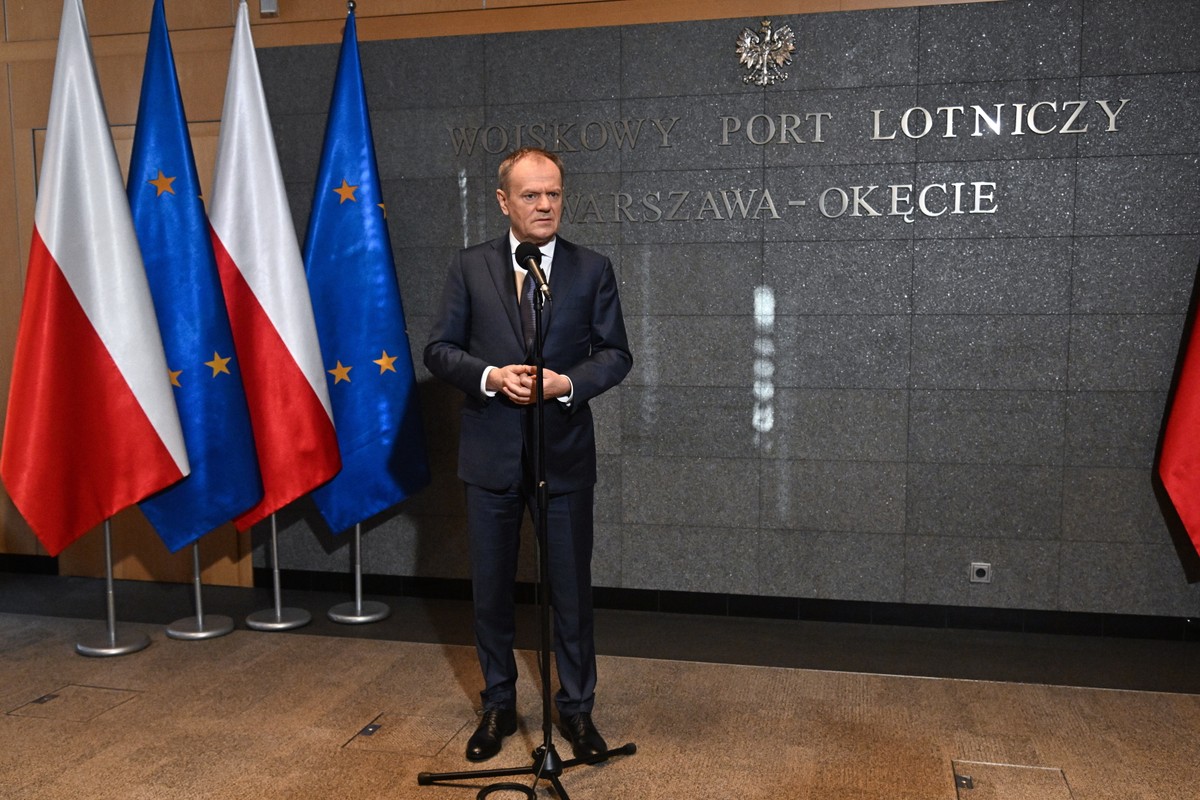 Premier Donald Tusk podczas konferencji prasowej w 1 Bazie Lotnictwa Transportowego w Warszawie, Premier udaje się z wizytą do Rumunii