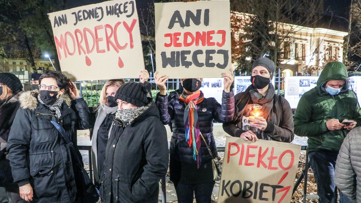 Protest przed siedziba Trybunału Konstytucyjnego pod hasłem „Ani jednej więcej