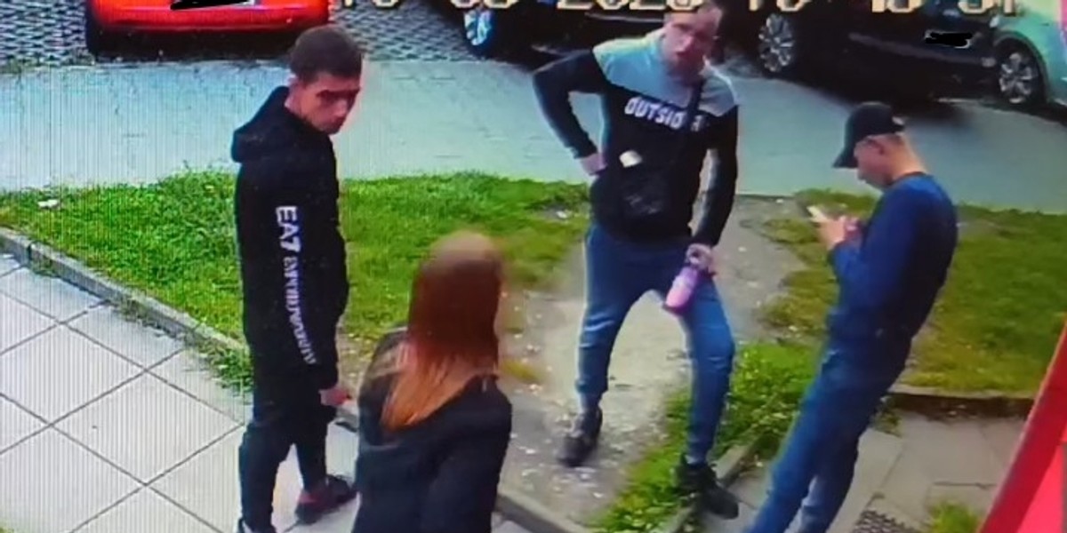 Krakow polisi bu fotoğrafta görülen kişileri arıyor. Bir çağrı yayınladılar.