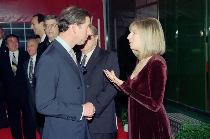 Po raz kolejny Karol III i Barbra Streisand spotkali się w 1994 r. Fot. Kent Gavin/Mirrorpix/Getty Images