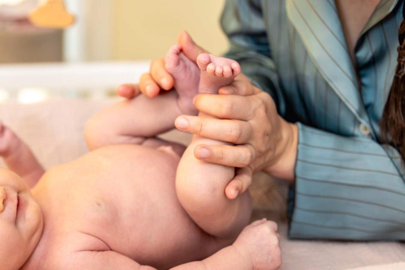 Striedavé pokrčenie a vystieranie nožičiek uvoľňuje zastavené plyny.