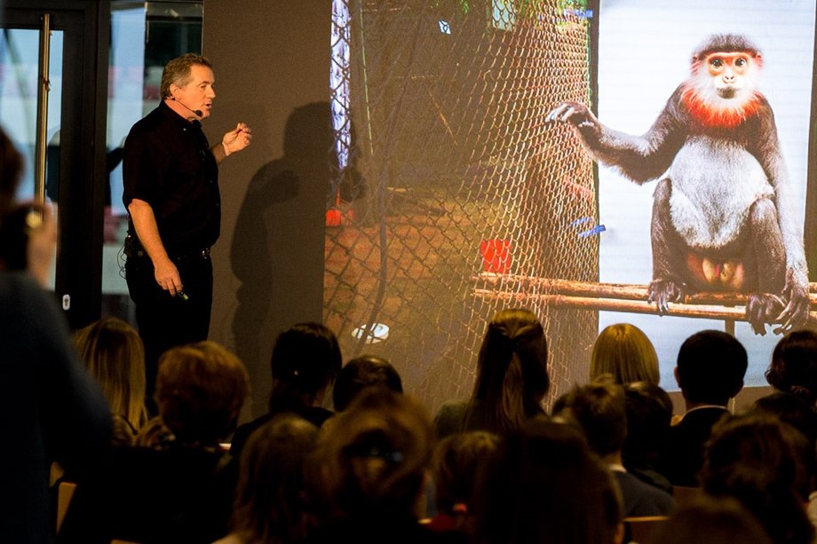 Joel Sartore podczas wernisażu wystawy National Geographic Photo Ark