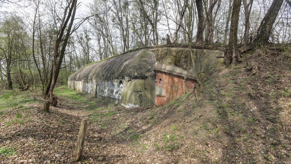 Nauka historii w poniemieckim schronie? To będzie możliwe już za dwa lata! Nie tylko miłośnicy dziejów naszego miasta, ale także uczniowie i turyści niebawem poznają tajemnice podziemnego Wrocławia. Wrocławskie Stowarzyszenie Fortyfikacyjne (WSF) odbuduje fort przy ul. Polanowickiej. Dzięki temu historyczny schron stanie się nie tylko miejscem nauki, ale też nie lada atrakcją turystyczną na skalę europejską - informuje Fakt.pl.