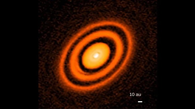 Młode Słońce miało pierścienie podobne do tych, jakie otaczają Saturna. To dzięki nim uformowała się Ziemia (fot. Andrea Isella/Rice University)
