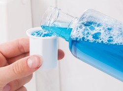 Płyny do płukania jamy ustnej mogą zatrzymać rozprzestrzenianie się COVID-19