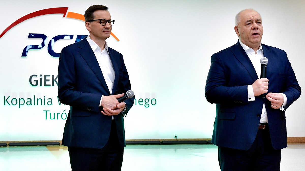 Mateusz Morawiecki i Jacek Sasin podczas wizyty na terenie Kopalni Węgla Brunatnego Turów w Bogatyni. 07.06.2023 r.