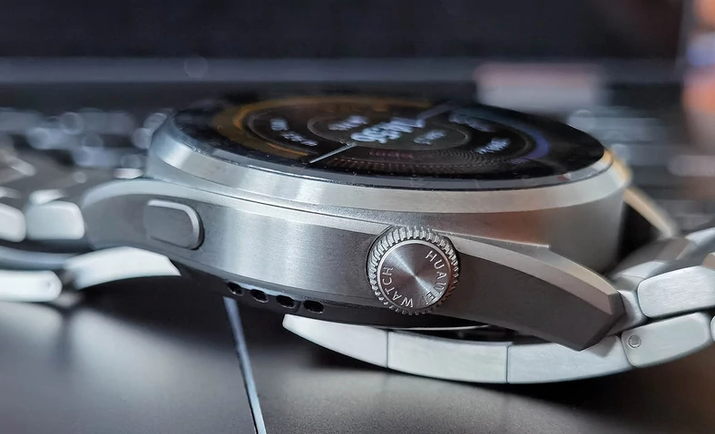 Obrotowa koronka Huawei Watch 3 Pro jest elegancko sygnowana, a dodatkowy, płaski przycisk programowalny stał się teraz bardzo odporny na przypadkowe aktywacje. W Huawei Watch GT 2 Pro zbytnio wystawał poza obrys koperty.  