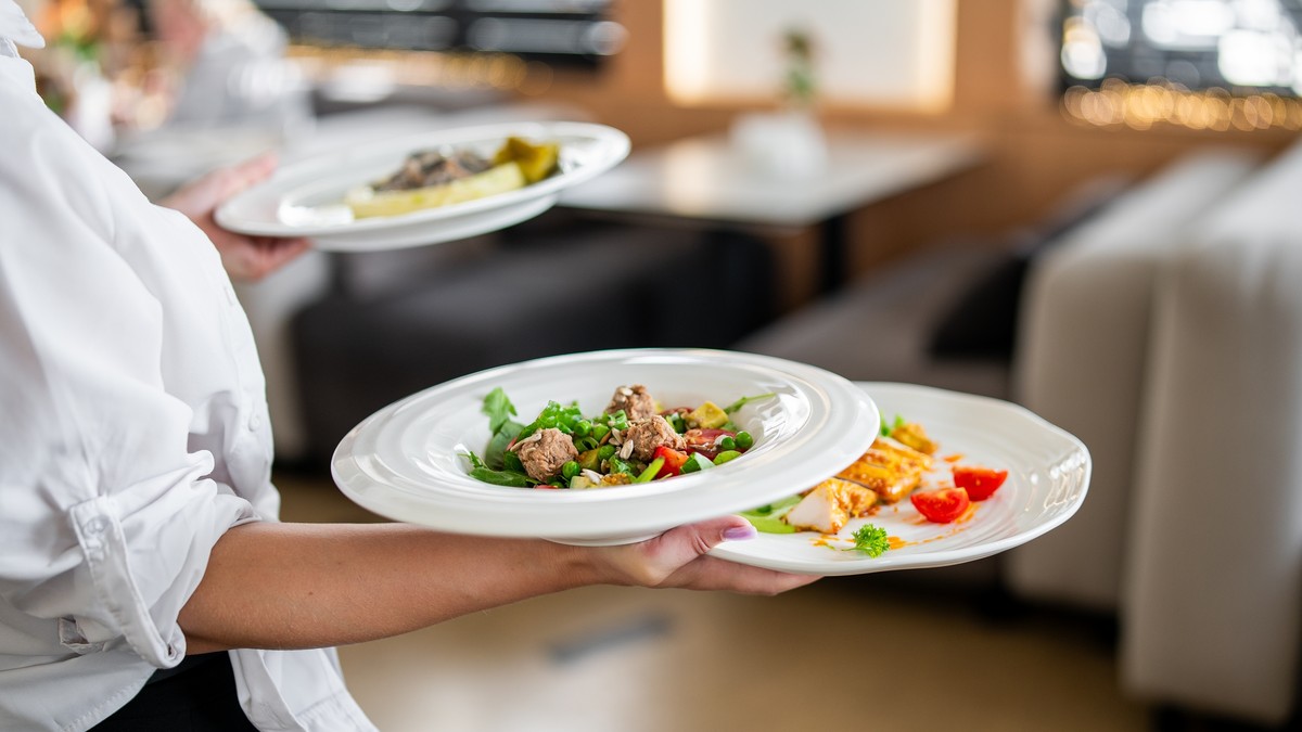 Mladi konobar priznao kolike su im plate na primorju! Ispod ove cifre retko ko ima: Potražnja za radnicima raste