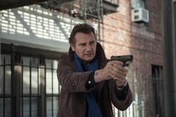 Liam Neeson spaceruje wśród nagrobków [NOWE ZDJĘCIA]