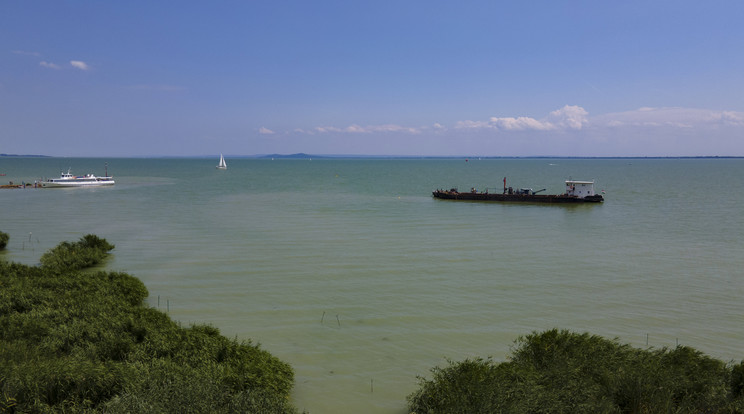 A Balaton idén sem fog valószínűleg bealgásodni a strandok közelében. /Fotó:MTI/Varga György