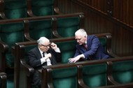 Prezes PiS Jarosław Kaczyński (L) i wicepremier, minister nauki i szkolnictwa wyższego Jarosław Gowin