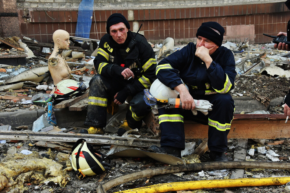 Strażacy w mundurach polskiej Straży Pożarnej usuwają zniszczenia
