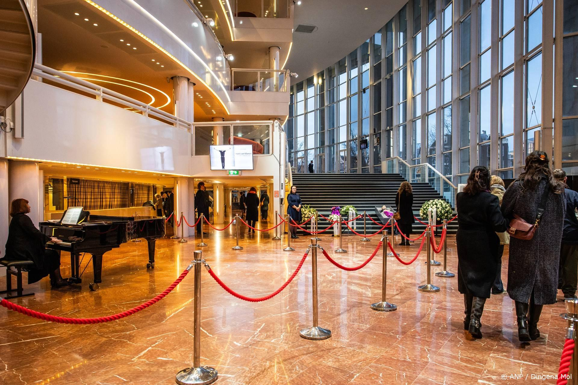 Honderden nemen afscheid van balletlegende Hans van Manen