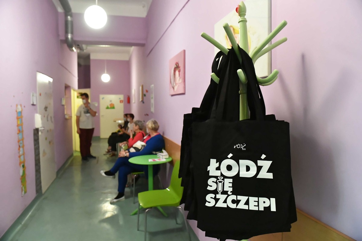 Łódź, 03.07.2021. Koronawirus w Polsce. Punkt szczepień otwarty w ramach akcji "Zaszczep się na Piotrkowskiej", 3 bm. w pasażu Schillera w Łodzi. W weekend można zaszczepić się tu jednodawkową szczepionką firmy Johnson and Johnson. (aldg) PAP/Grzegorz Michałowski