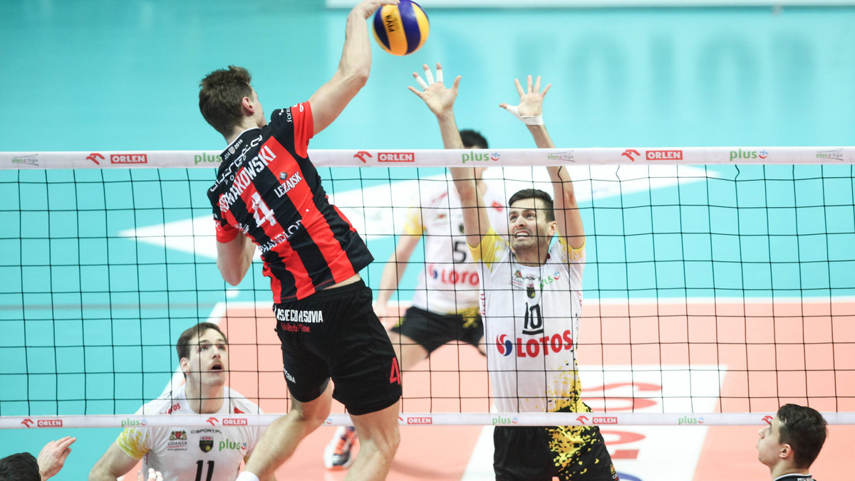 W środę rusza walka o mistrzostwo Polski siatkarzy. Asseco Resovia Rzeszów w hali Podpromie podejmie Lotos Trefl Gdańsk (godz. 20:00). Kto zdobędzie mistrzostwo Polski w sezonie 2014/2015 i dlaczego? Który zawodnik będzie bohaterem finału, a który poczuje się nawiększym przegranym? Ile potrwa rywalizacja? Połączone siły "Przeglądu Sportowego", "Sportu" i Eurosport.Onet.pl postanowiły wytypować zwycięzców tegorocznych zmagań.