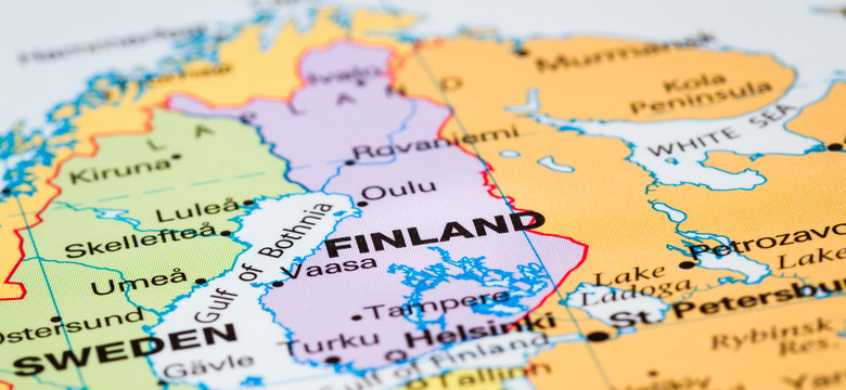 Finlandia zatwierdziła paszporty covidowe. Manifestacja w Helsinkach