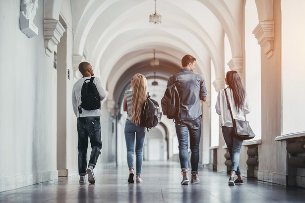 Środki z KPO mogą sfinansować zmiany na studiach medycznych. Co zyskają studenci?