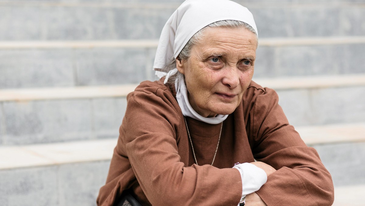 - Dzisiaj wychowujemy młodych ludzi raczej do konsumpcji, niż do bycia człowiekiem przez "duże C". Zresztą nadający ton politycy też nie są przykładem rycerskości - mówi w rozmowie z Onetem siostra Małgorzata Chmielewska.