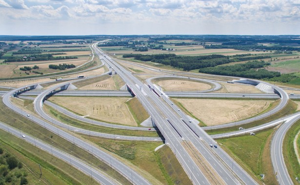 Konsorcjum firm STRABAG Sp. z o. o. oraz Budimex S.A. ukończyło budowę dwóch z trzech odcinków autostrady A1 Stryków-Tuszyn. Łącznie całe zadanie obejmowało budowę 40 km autostrady i zostało podzielone za 3 kontrakty. Odcinki I i III realizowane przez konsorcjum STRABAG-Budimex obejmują po 15 km. Odcinek I tzw. wschodniej obwodnicy Łodzi należał do konsorcjum, w którym liderem był STRABAG Sp. z o.o., odcinkowi trzeciemu przewodził Budimex SA. Umowy podpisano w październiku 2014 r. i obejmowały kontynuację prac poprzedniego wykonawcy, konsorcjum Polimex-Mostostal. Skrzyżowanie autostrad A1 i A2, węzeł autostradowy Łódź Północ fot. (mr) PAP/Leszek Szymański