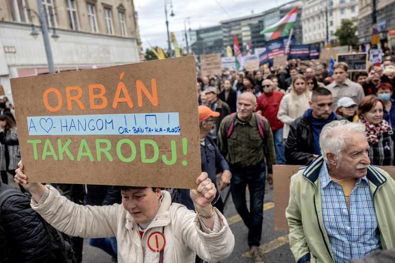 Kobieta trzyma transparent z napisem "Orban wynocha!" podczas demonstracji w Budapeszcie, 23 października 2022 r.