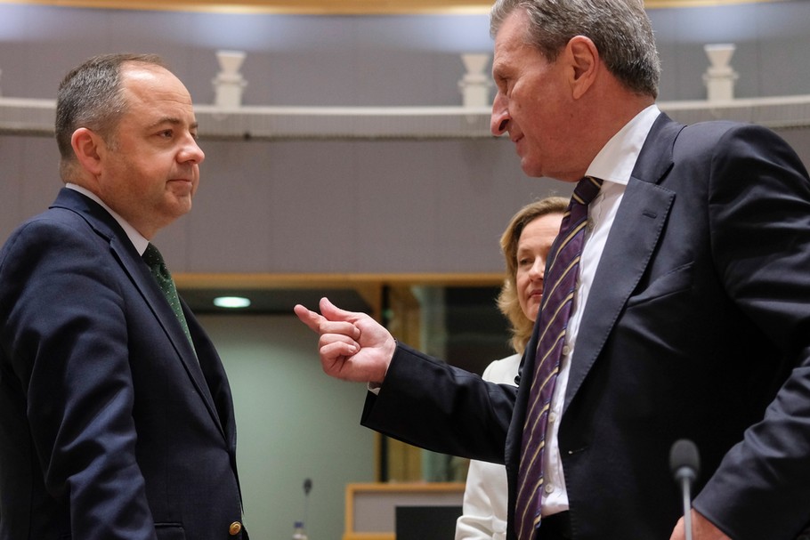 Konrad Szymański, wiceszef polskiej dyplomacji, i Guenther Oettinger, unijny komisarz ds. budżetu, podczas rozmów w Brukseli