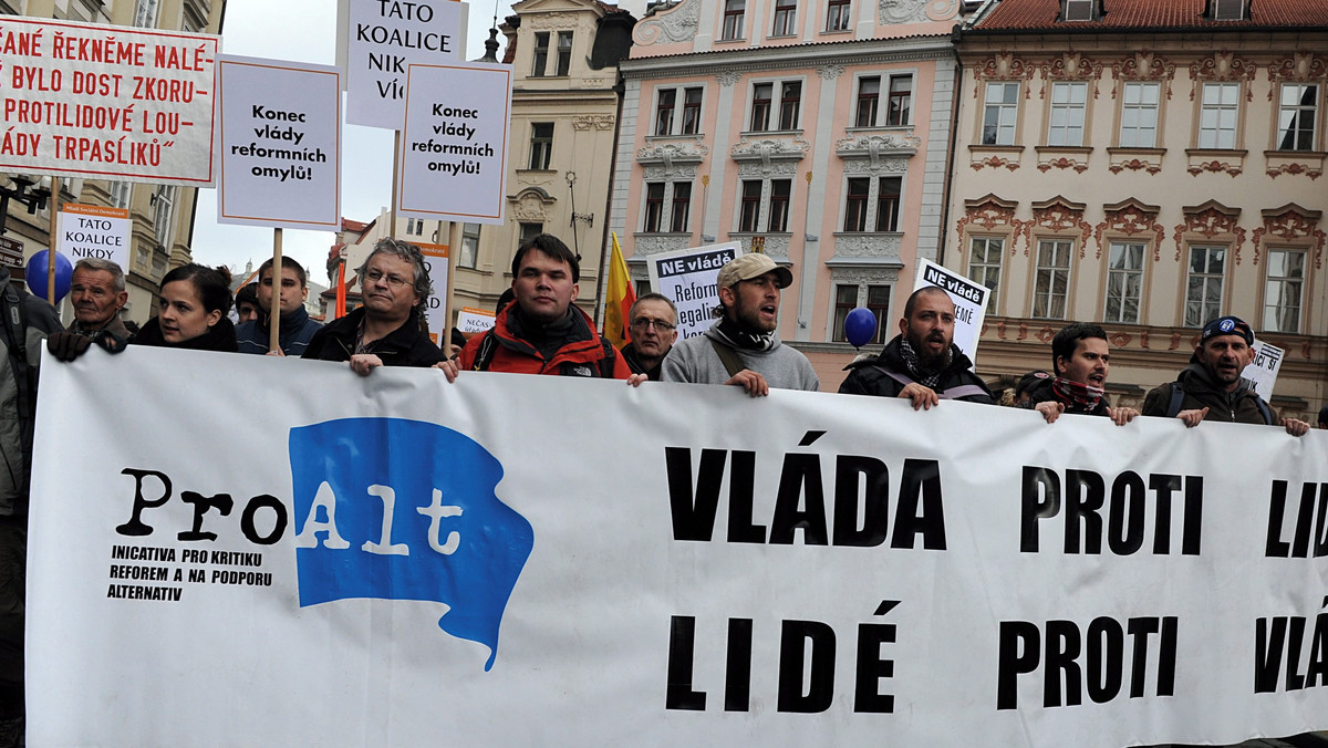 Kilka tysięcy ludzi demonstrowało w sobotę wieczorem w Pradze przeciw centroprawicowemu rządowi Petra Neczasa i jego polityce oszczędności budżetowych.