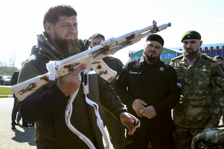  Ramzan Kadyrow w otoczeniu bojowników czeczeńskich