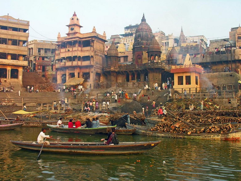 W mieście Varanasi każdego roku przeprowadza się około 40 tys. kremacji, większość na stosach drewna, które nie spalają ciała całkowicie. Oprócz pozostałości po tradycyjnych pogrzebach są tysiące innych, których nie stać na kremację i których ciała po prostu wrzuca się do Gangesu