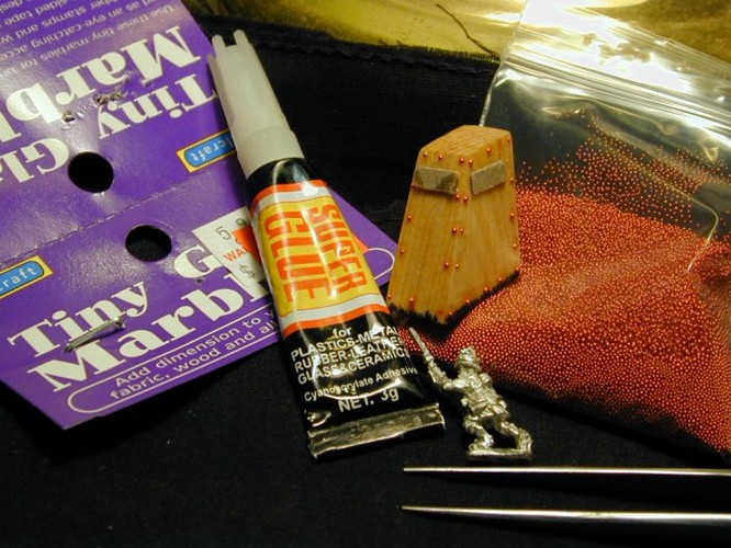 Uniwersalny, szybkoschnący klej, czyli cyjanoakryl. Został opracowany na potrzeby armii, obecnie jest wykorzystywany między innymi w medycynie oraz domowych remontach. Wynalazcami kleju są inżynierowie Harry Coover i Fred Joyner, którzy szukali odpornej na temperatury substancji, służącej do naprawy kokpitów. Klej nie wymagał podgrzewania ani dociskania i błyskawicznie łączył materiały. Siedem lat później produkt trafił na rynek. Na fot. klej Super Glue